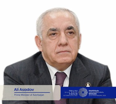 თბილისის აბრეშუმის გზის ფორუმზე მისასალმებელი სიტყვით აზერბაიჯანის პრემიერ-მინისტრი ალი ასადოვი გამოვა